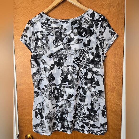 Simply Vera by Vera Wang Black White and Grey Short Sleeve Floral Vneck Blouse - Picture 2 of 7